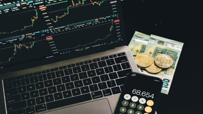 Analysts Rate Aptos And Bitcoin Spark As Game-Changers Crypto Investments